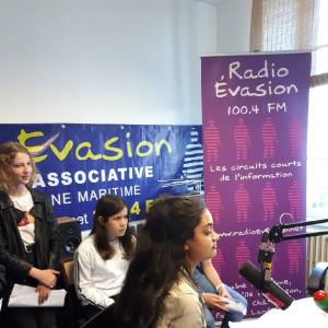 Nisha au micro, avec Maëlle et Léa en soutien