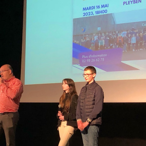 M. Sauteur, principal du collège, accompagné de Léane et Mathias, lors de la présentation du film